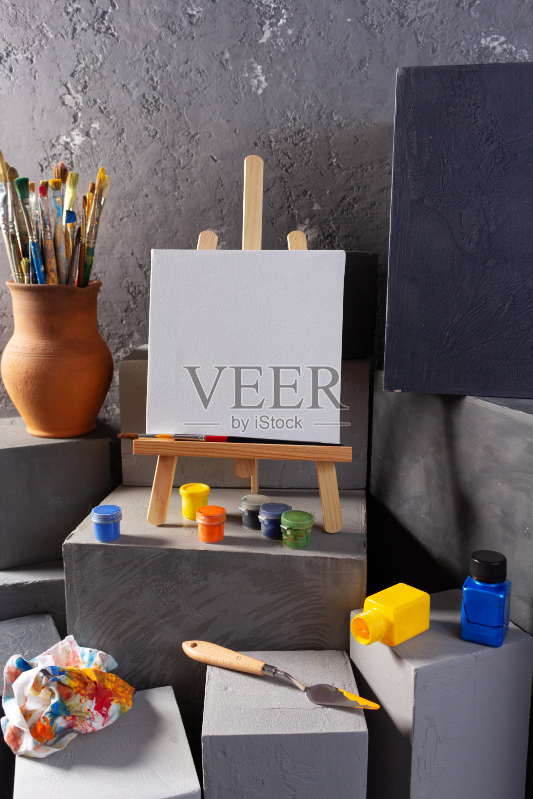 立方体背景纹理上的画笔和艺术画家工具。画笔绘画照片摄影图片