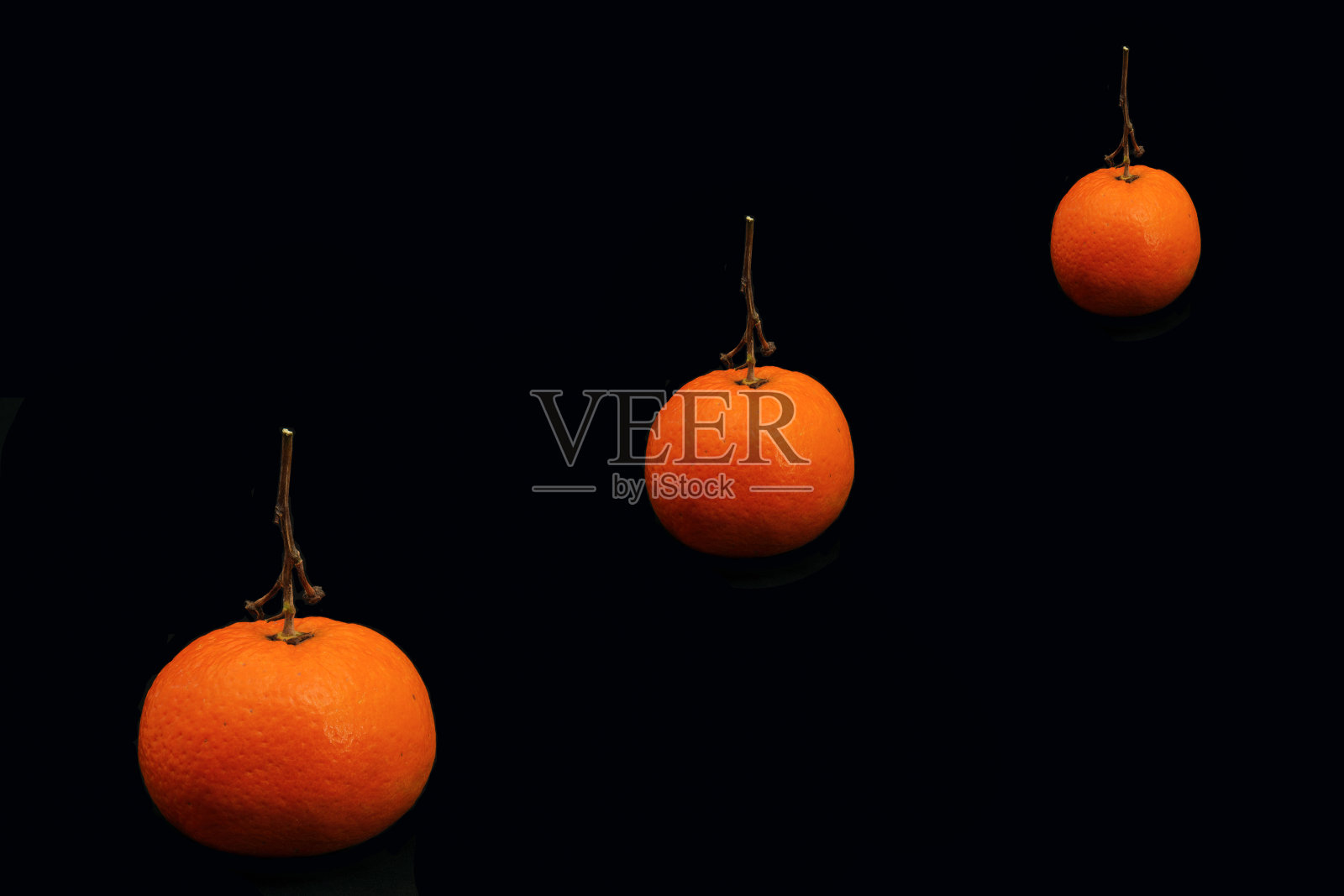 黑色背景下的橘子特写镜头照片摄影图片