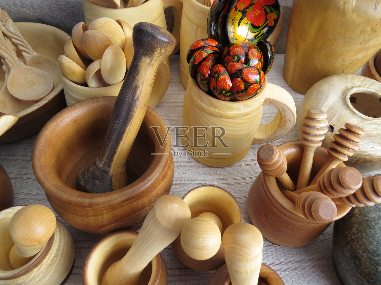 俄罗斯传统木制品。硬木勺子。手工制作的。照片摄影图片