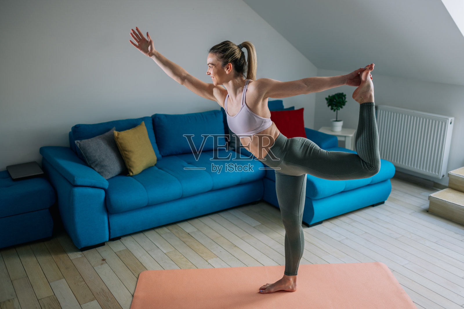 舞蹈之王的女人在家里练习瑜伽姿势照片摄影图片