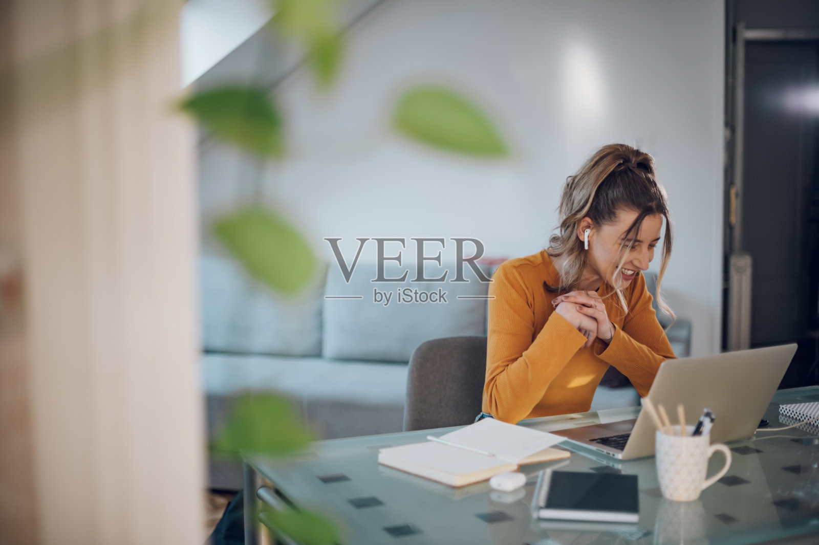 女人在家工作时用笔记本电脑上网照片摄影图片