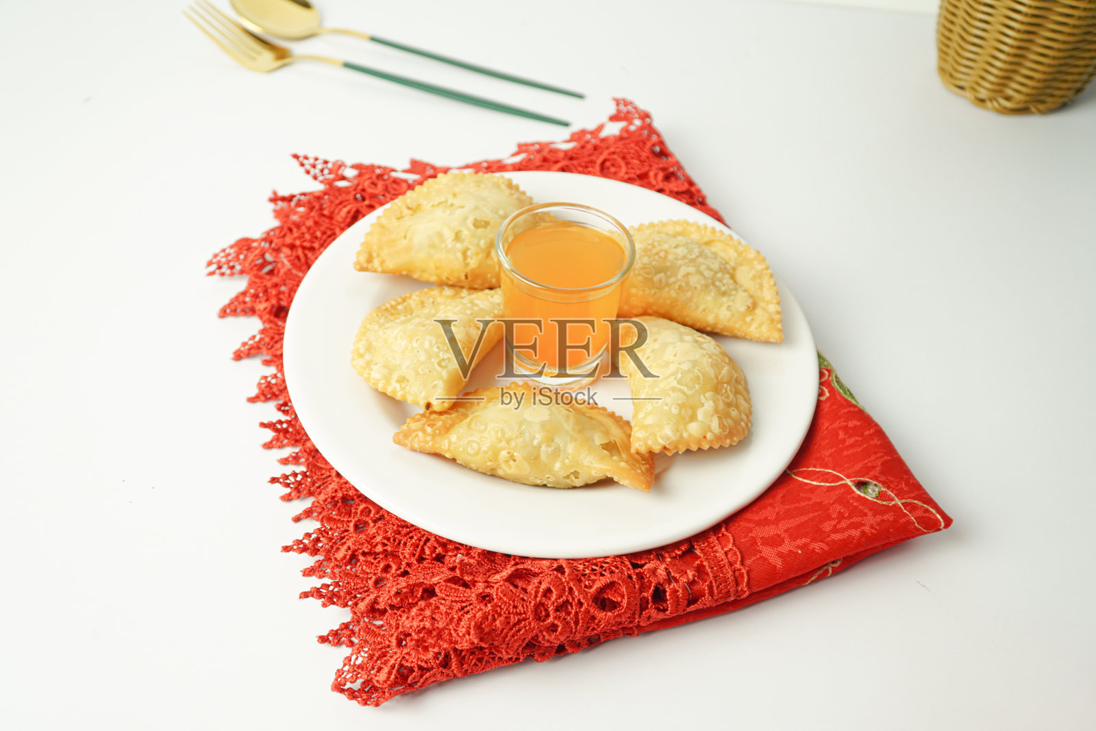 印尼望加锡的传统食物，里面有胡萝卜、土豆、甘薯和鸡蛋。照片摄影图片