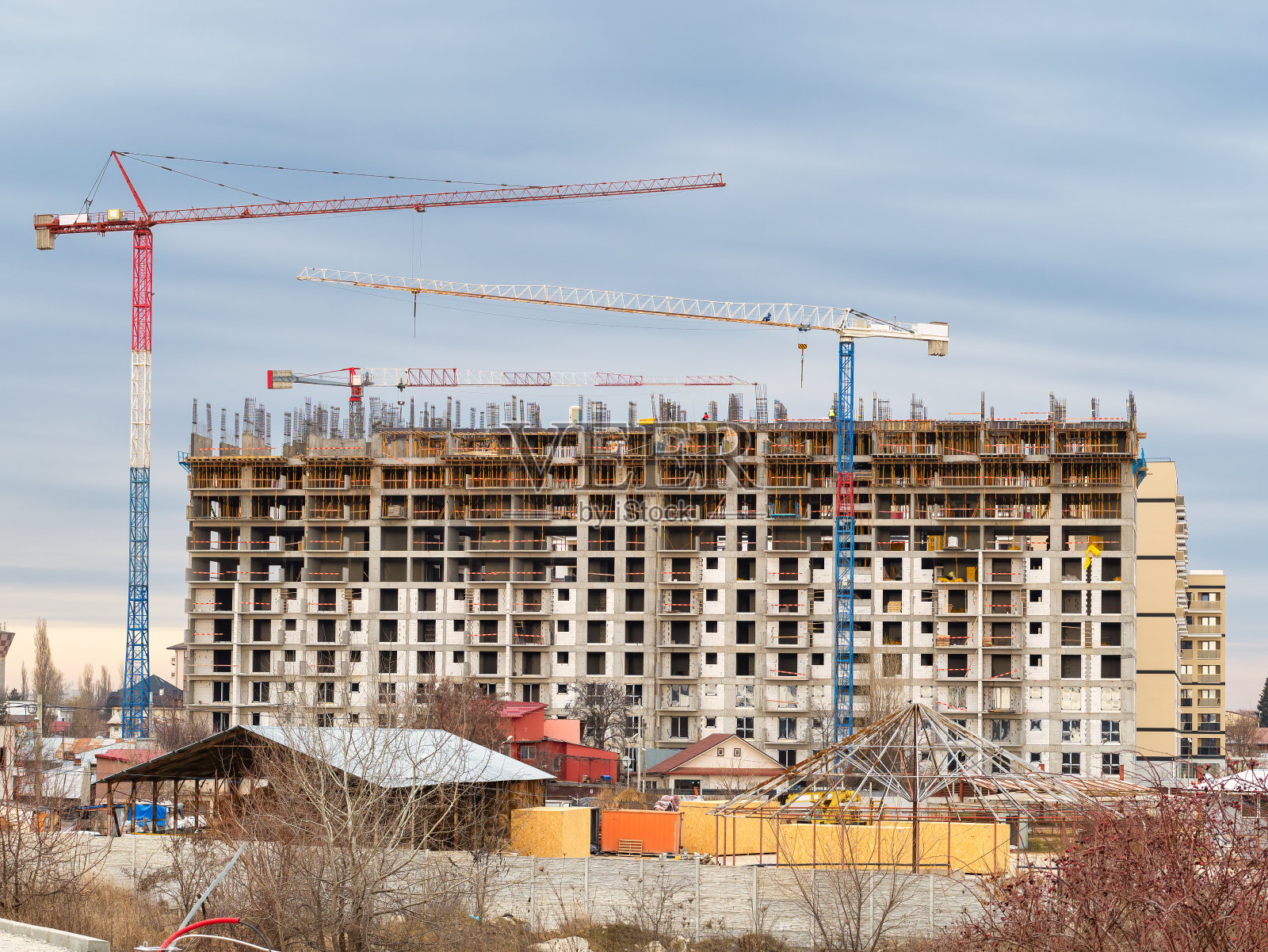 蓝天下的建筑工地起重机照片摄影图片