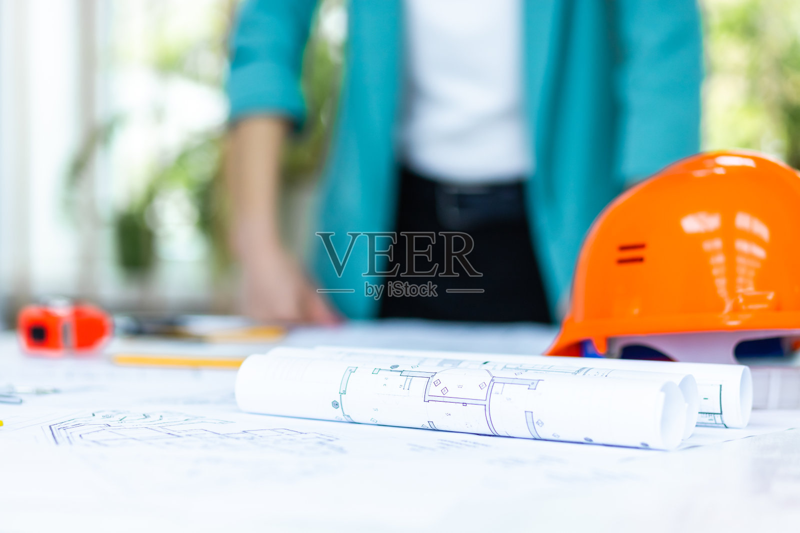 裁切照片散焦的女工人与工作文件在办公室。照片摄影图片