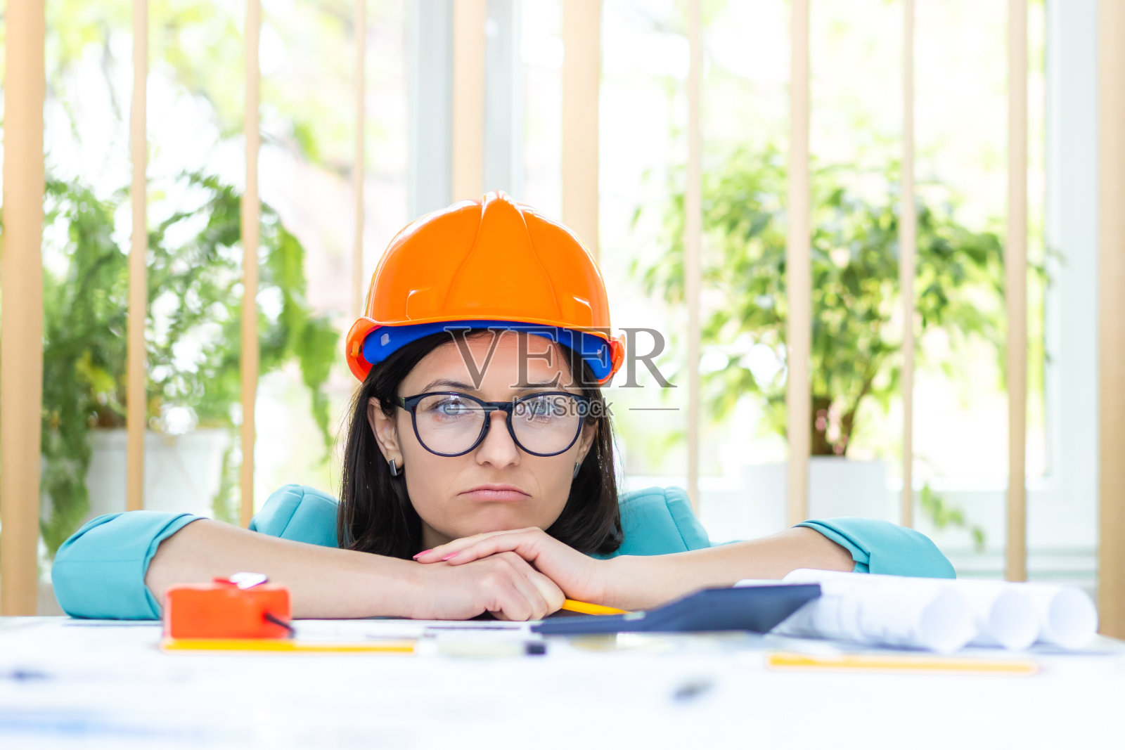 女工程师戴着橙色头盔的照片。照片摄影图片