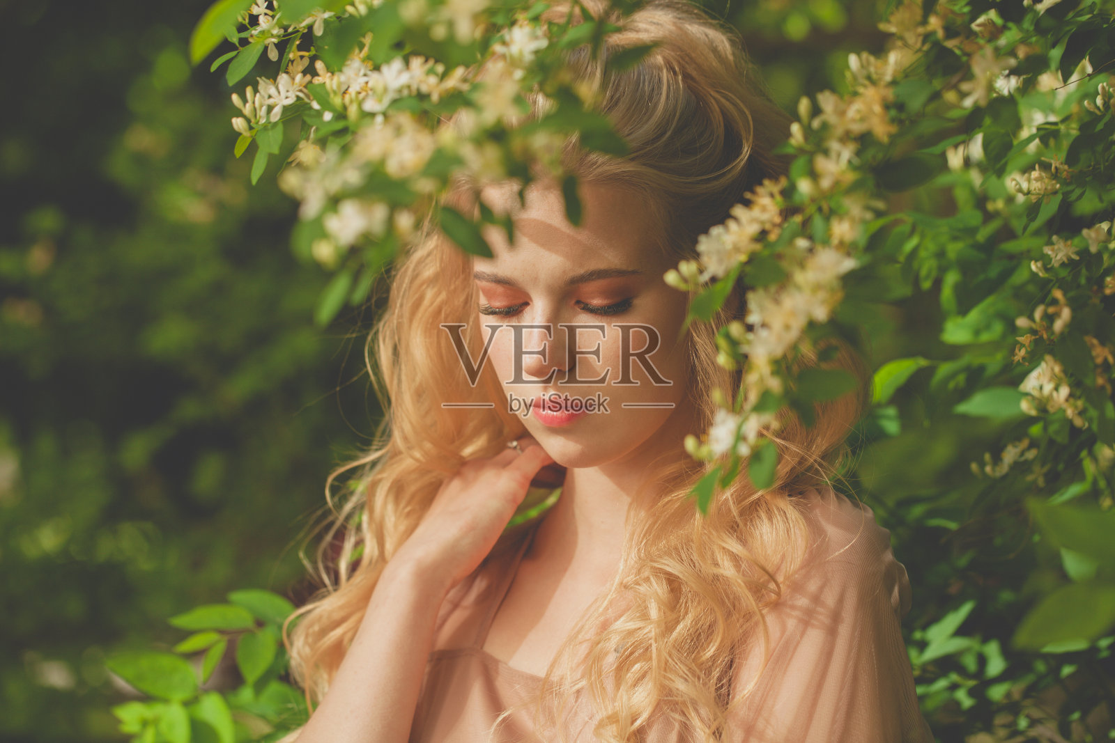 浪漫的肖像，完美的模型女人在户外照片摄影图片