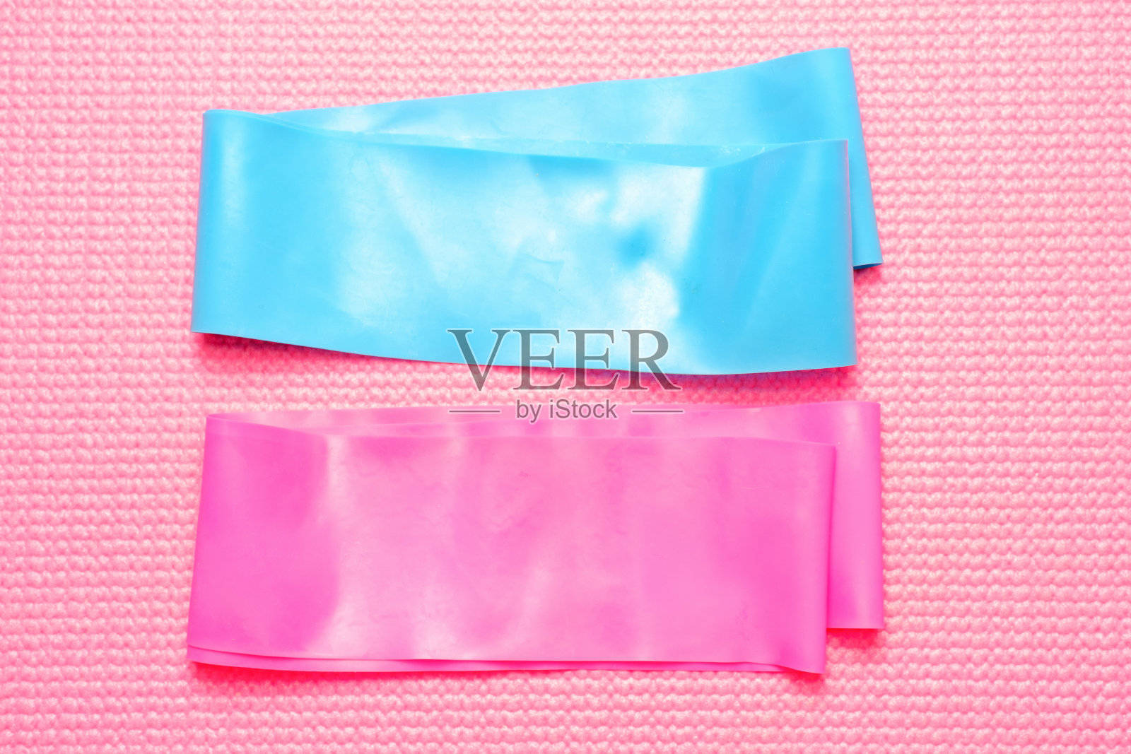 粉红色背景上的弹性扩展关闭顶视图。照片摄影图片