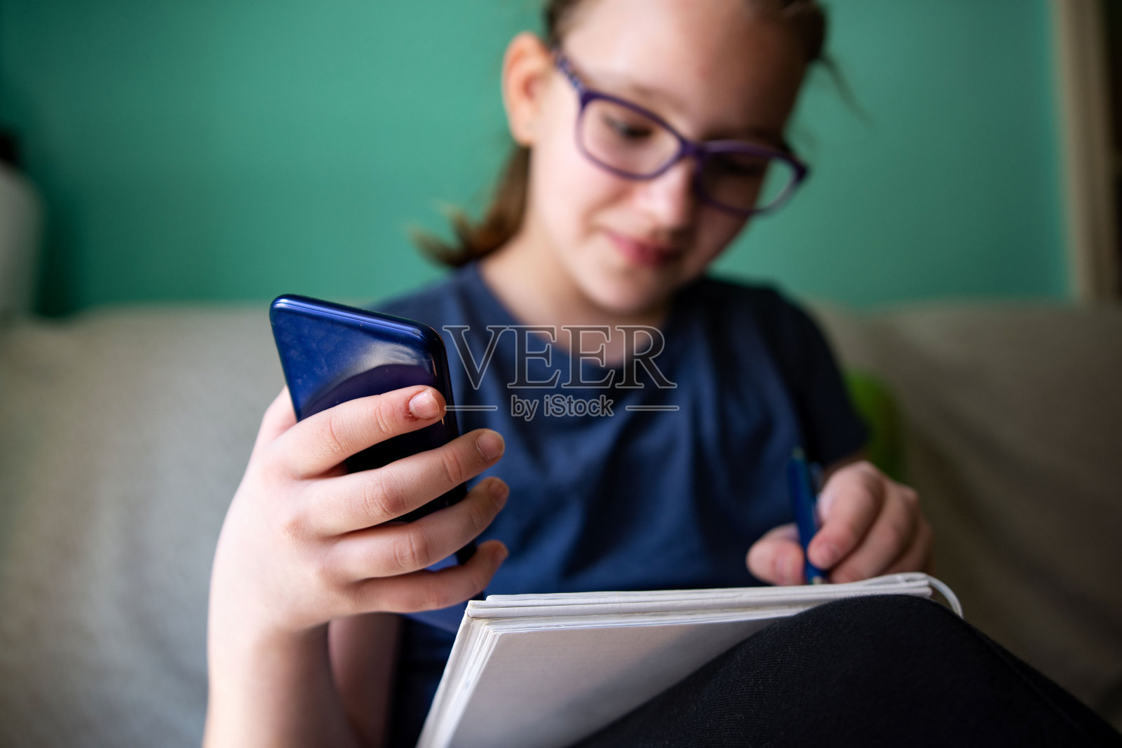 十几岁的女孩在家学习照片摄影图片