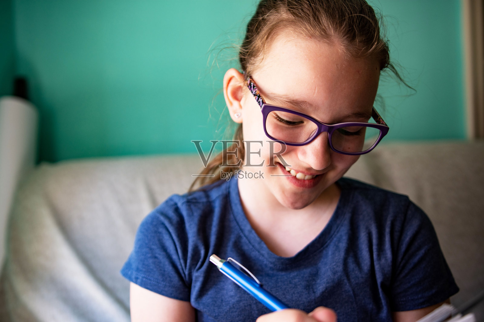 十几岁的女孩在家学习照片摄影图片
