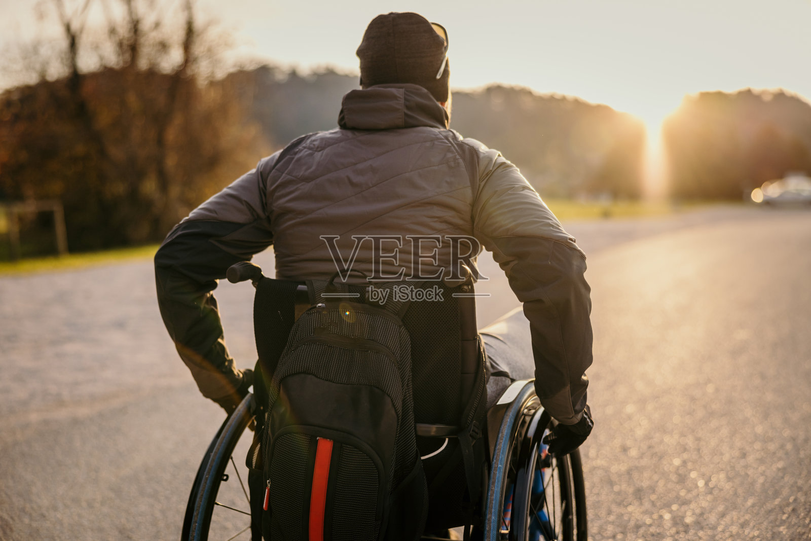 在路上坐轮椅的残疾人照片摄影图片