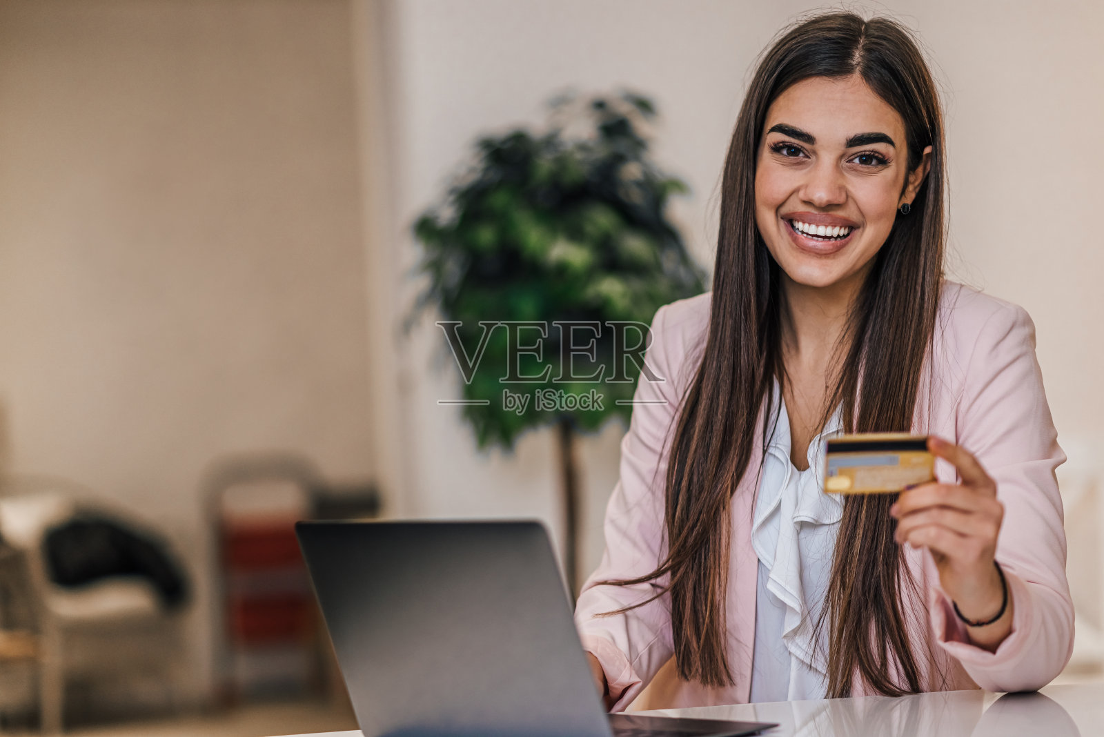 可爱的白人年轻女子的肖像，网上订购东西。照片摄影图片