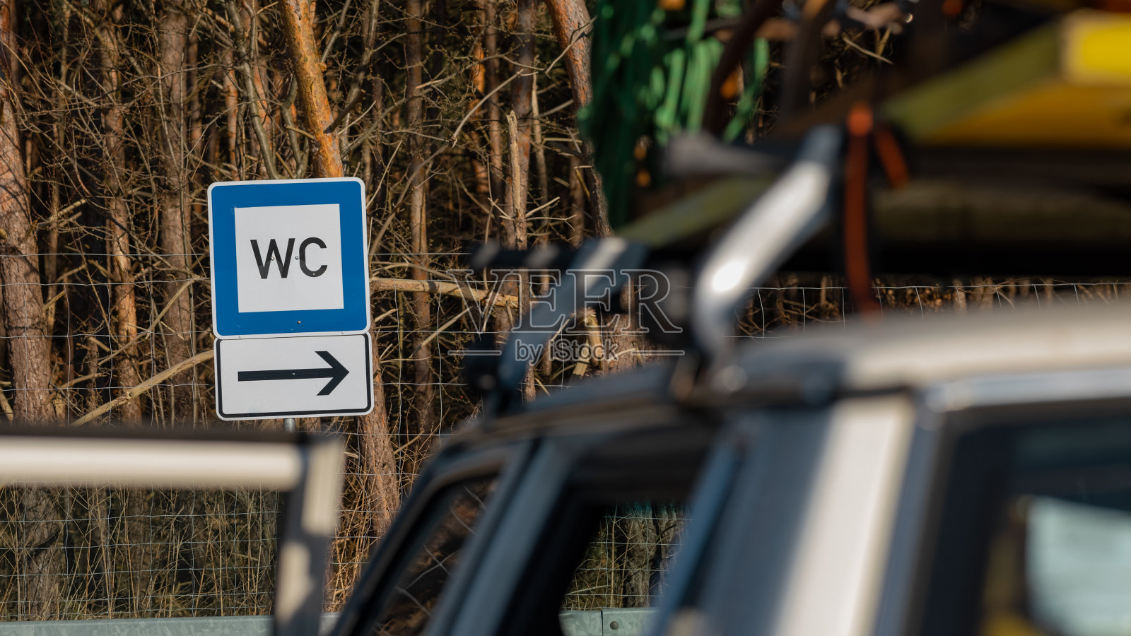 公共停车场的厕所或厕所标志。交通标志的照片摄影图片