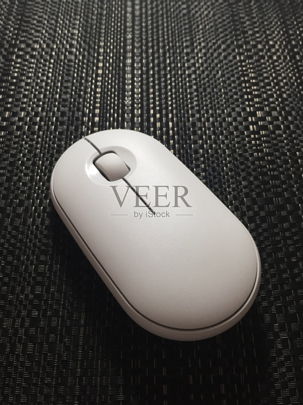 电脑鼠标上的柳条纹理鼠标垫照片摄影图片