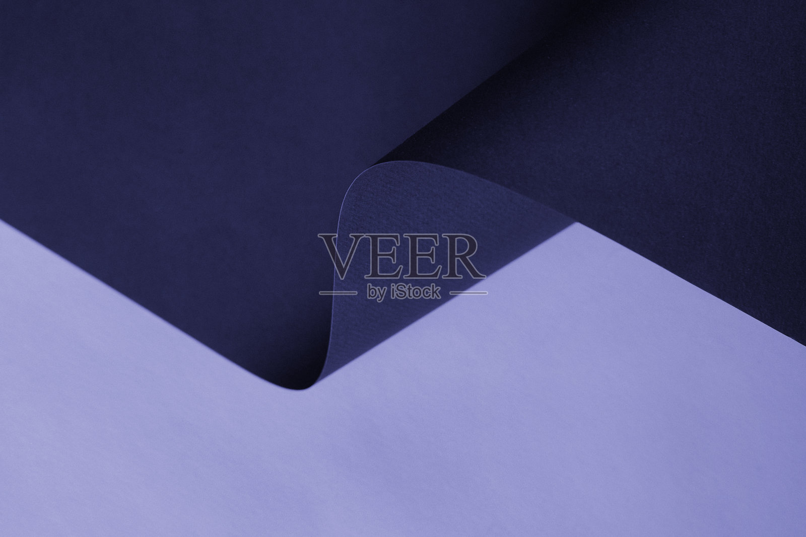 抽象的设计紫色墙纸。单色纸上极简的紫罗兰空空间。照片摄影图片