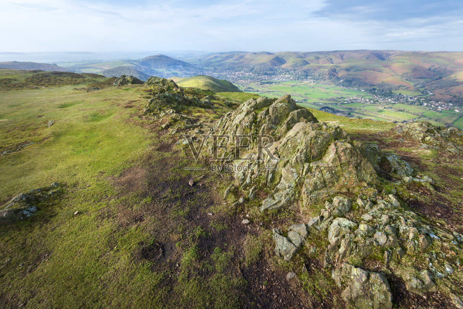 Caer Caradoc，石质山脊排列在山顶，什罗普郡，英国。照片摄影图片