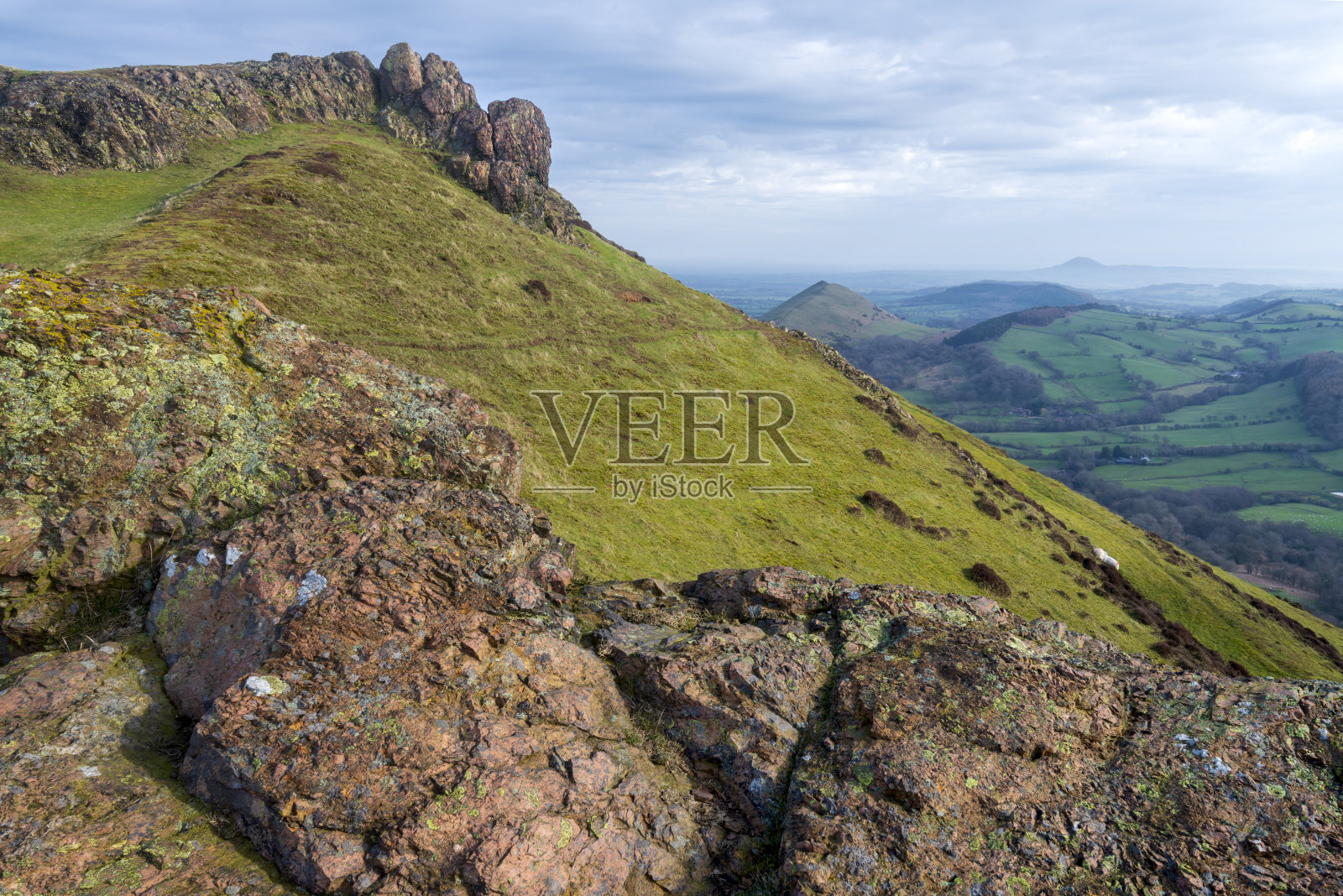 位于英国什罗普郡Caer Caradoc山顶的巨石。照片摄影图片