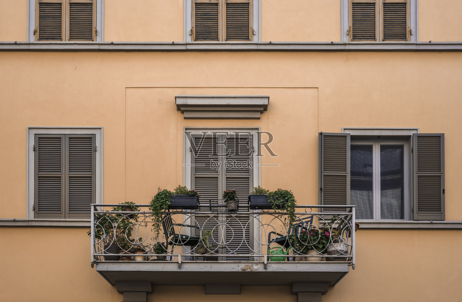 带两把椅子的阳台照片摄影图片