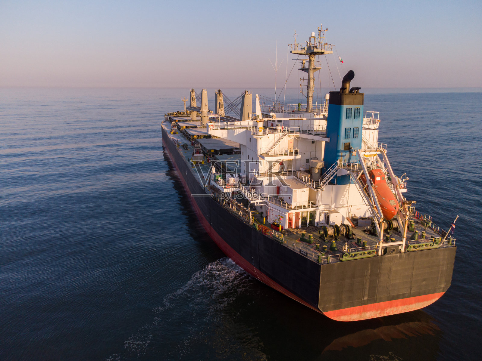 大型杂货船油轮散货船，上下鸟瞰图。照片摄影图片