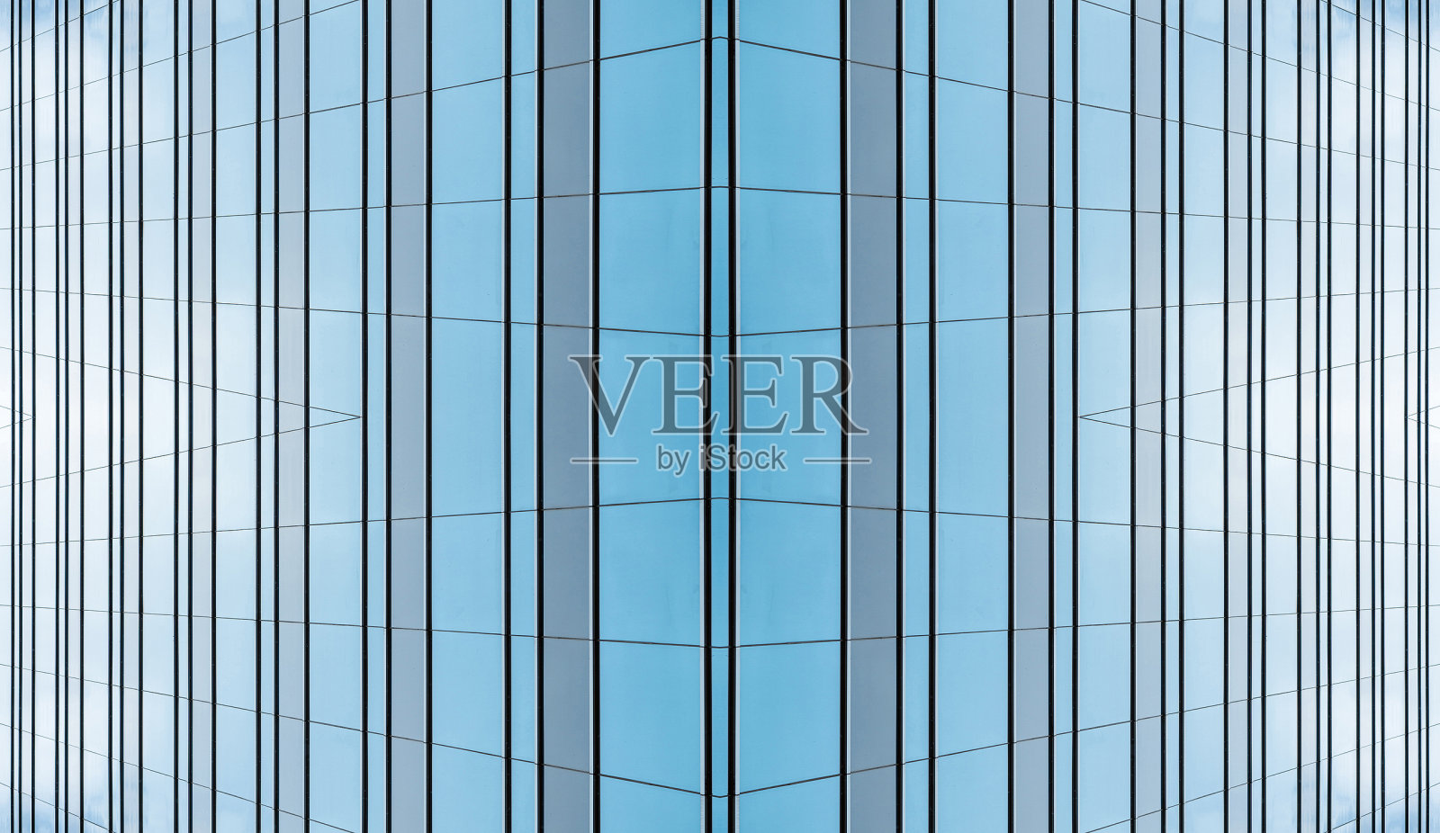 底面全景和透视视图到钢蓝色玻璃高层建筑摩天大楼，成功的工业建筑的商业理念照片摄影图片