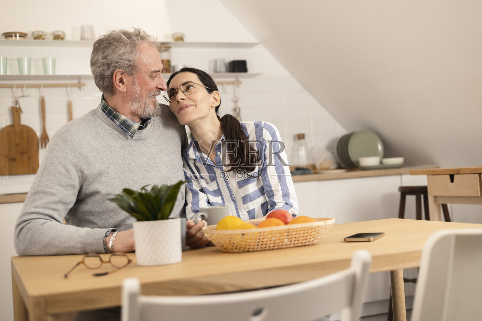 一个成熟的夫妇在家里享受爱的肖像照片摄影图片
