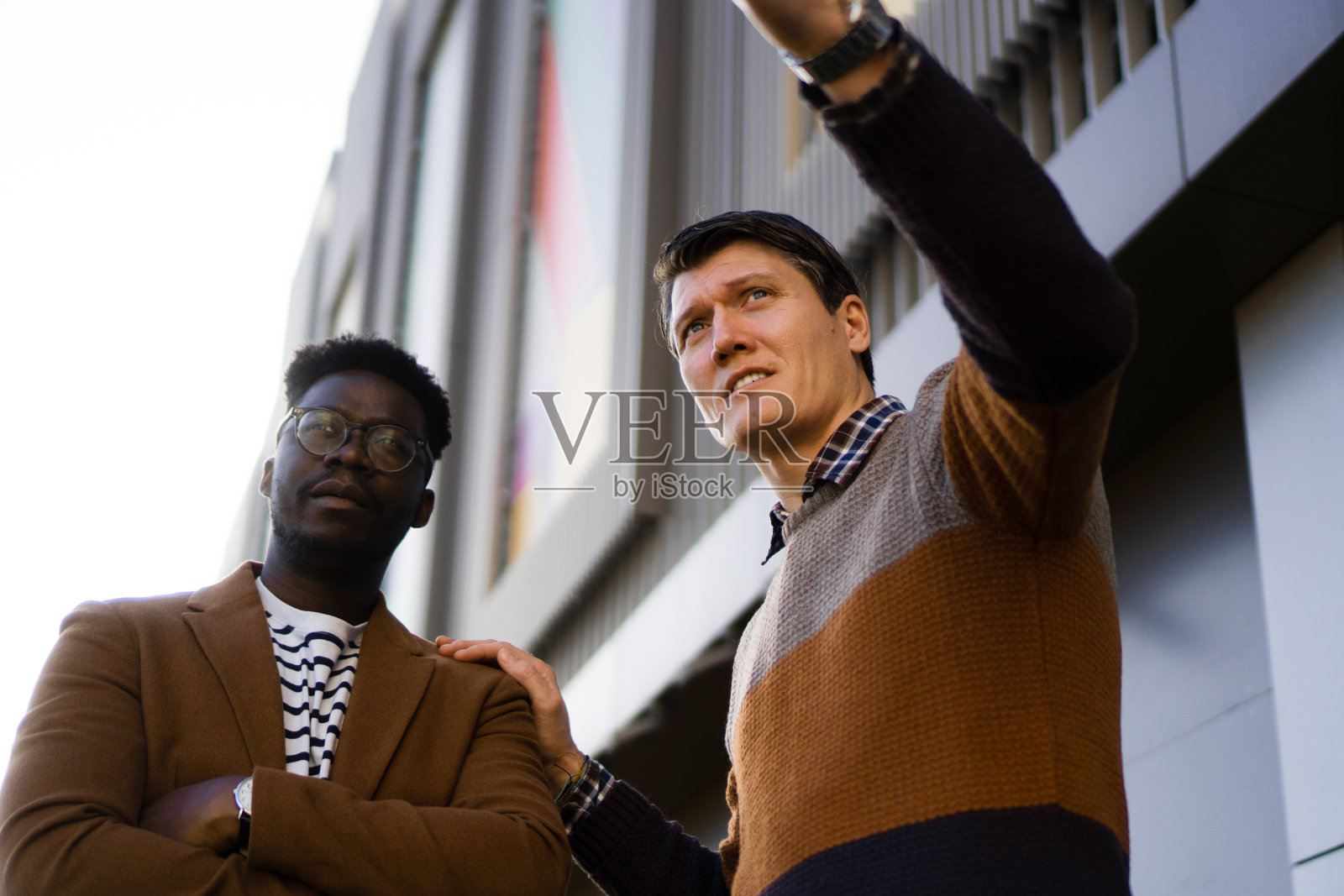 两个在外面聊天的商人照片摄影图片