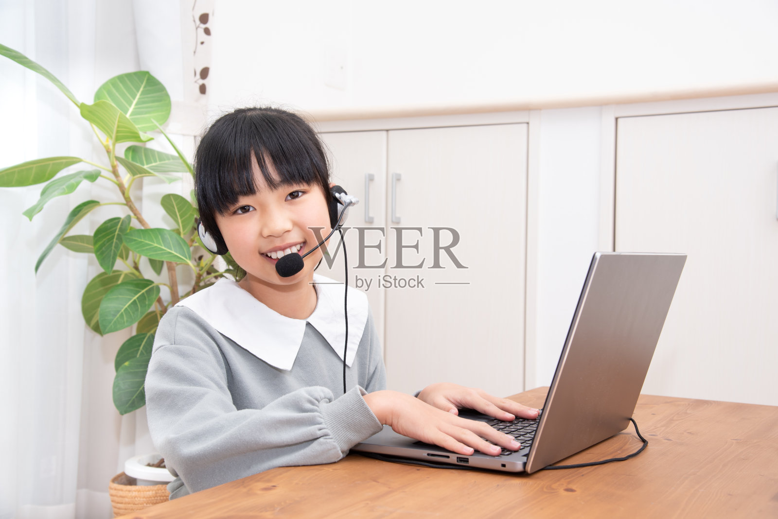 日本小学生正在进行远程教学照片摄影图片