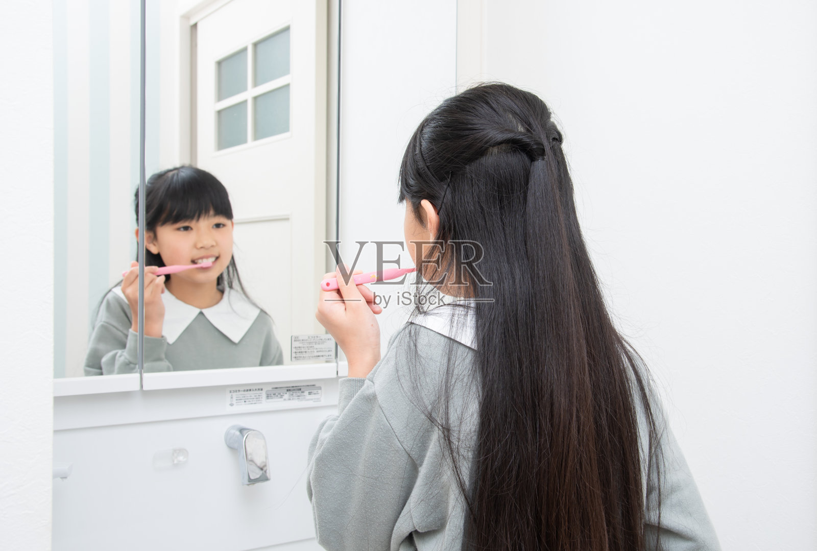 日本女孩在浴室刷牙照片摄影图片