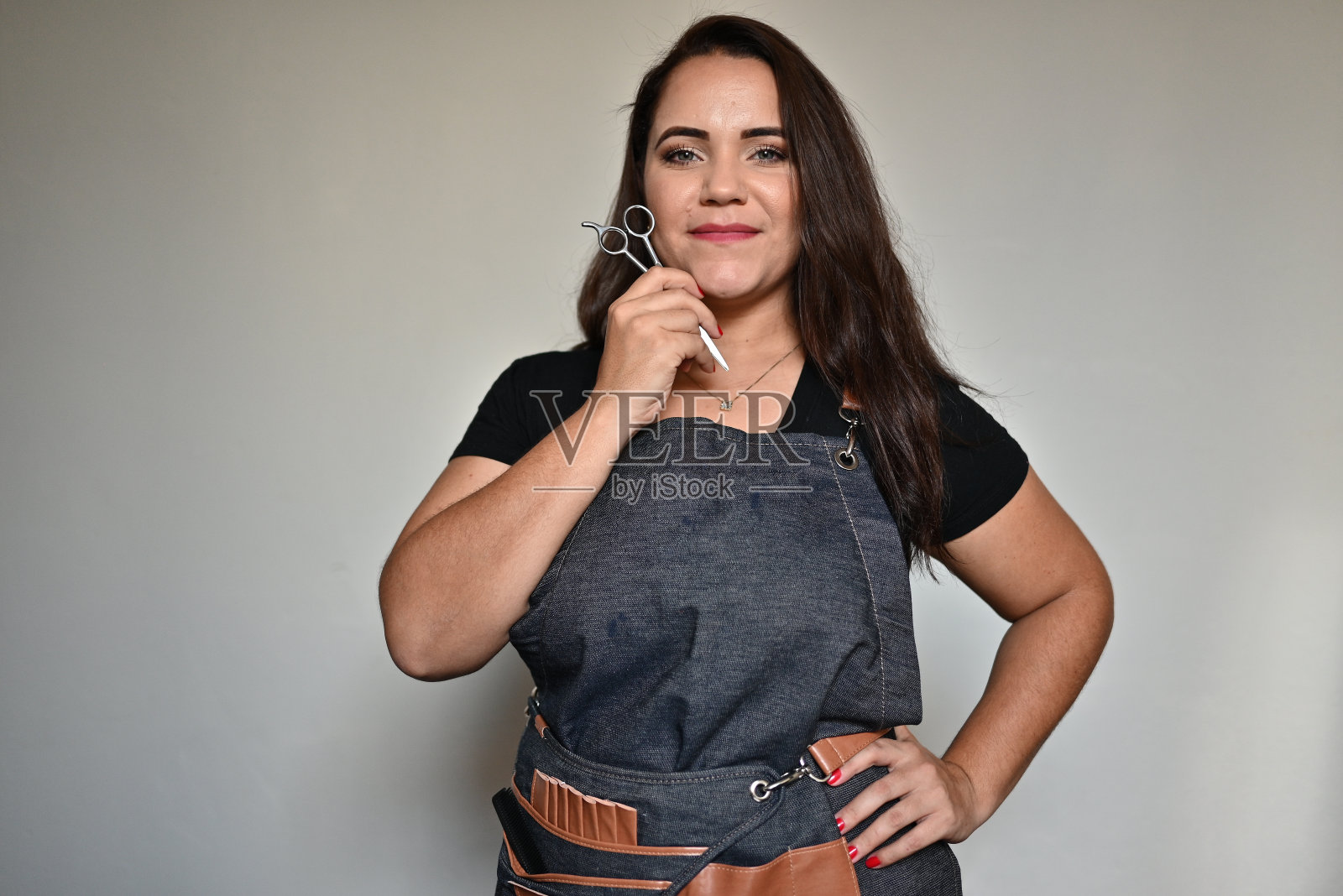 一个美丽的女理发师的工作室肖像照片摄影图片