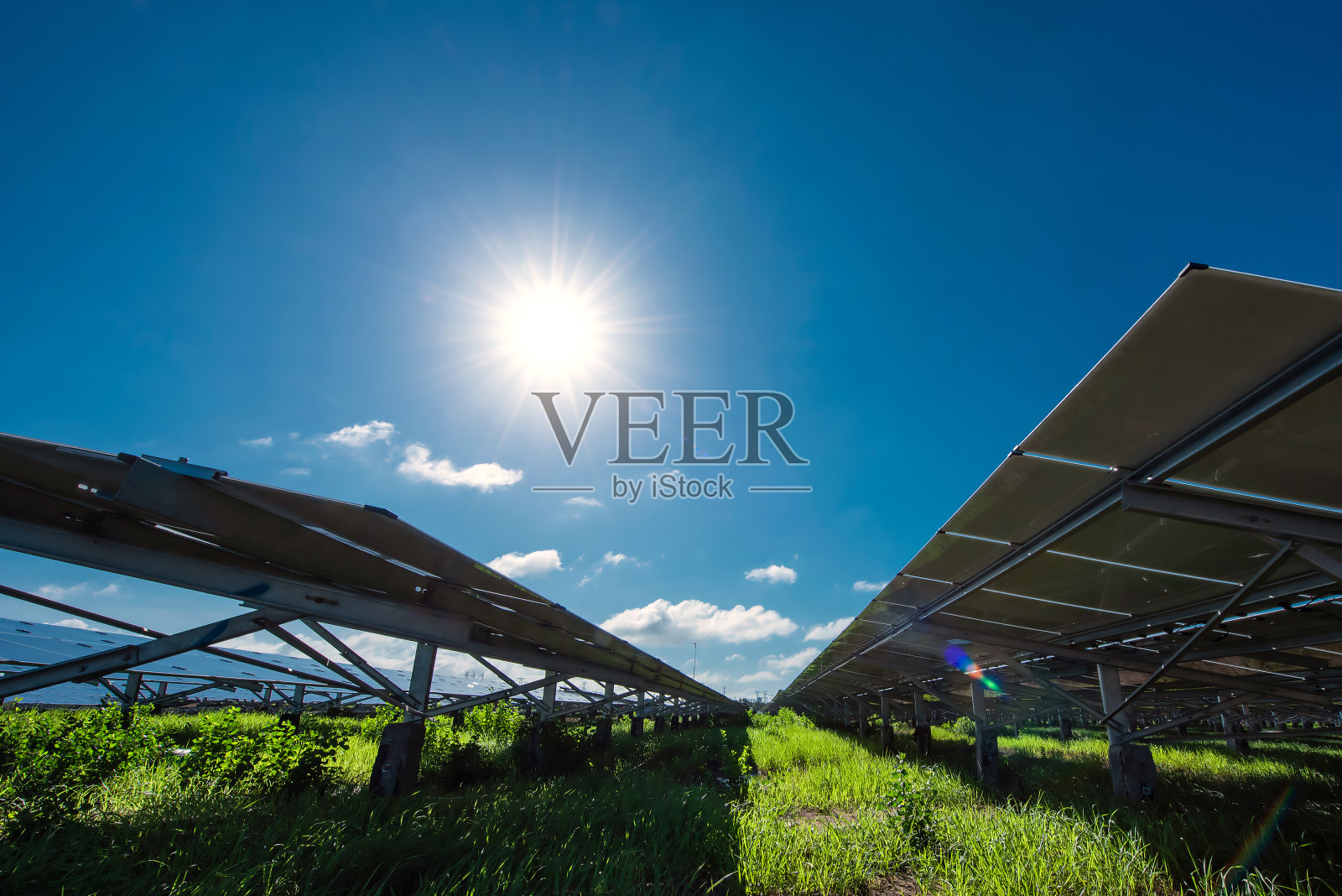 蓝色天空下的太阳能电池板。太阳能发电厂。蓝色的太阳能电池板。发展所需的备用电力来源。照片摄影图片