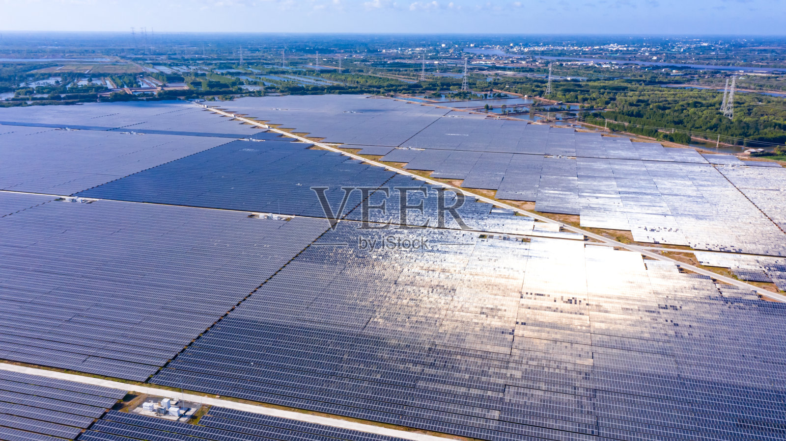 蓝色天空下的太阳能电池板。太阳能发电厂。蓝色的太阳能电池板。发展所需的备用电力来源。照片摄影图片