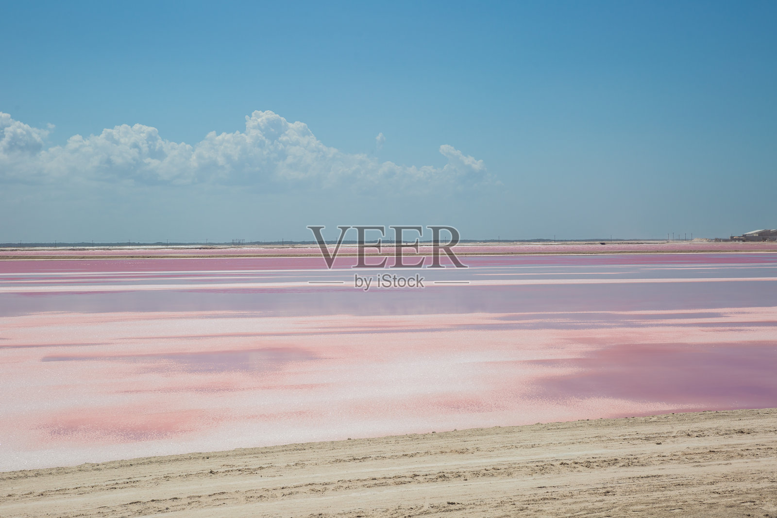 由盐形成的粉红色湖创造了广阔的平原，粉红色的颜色深浅不一。照片摄影图片