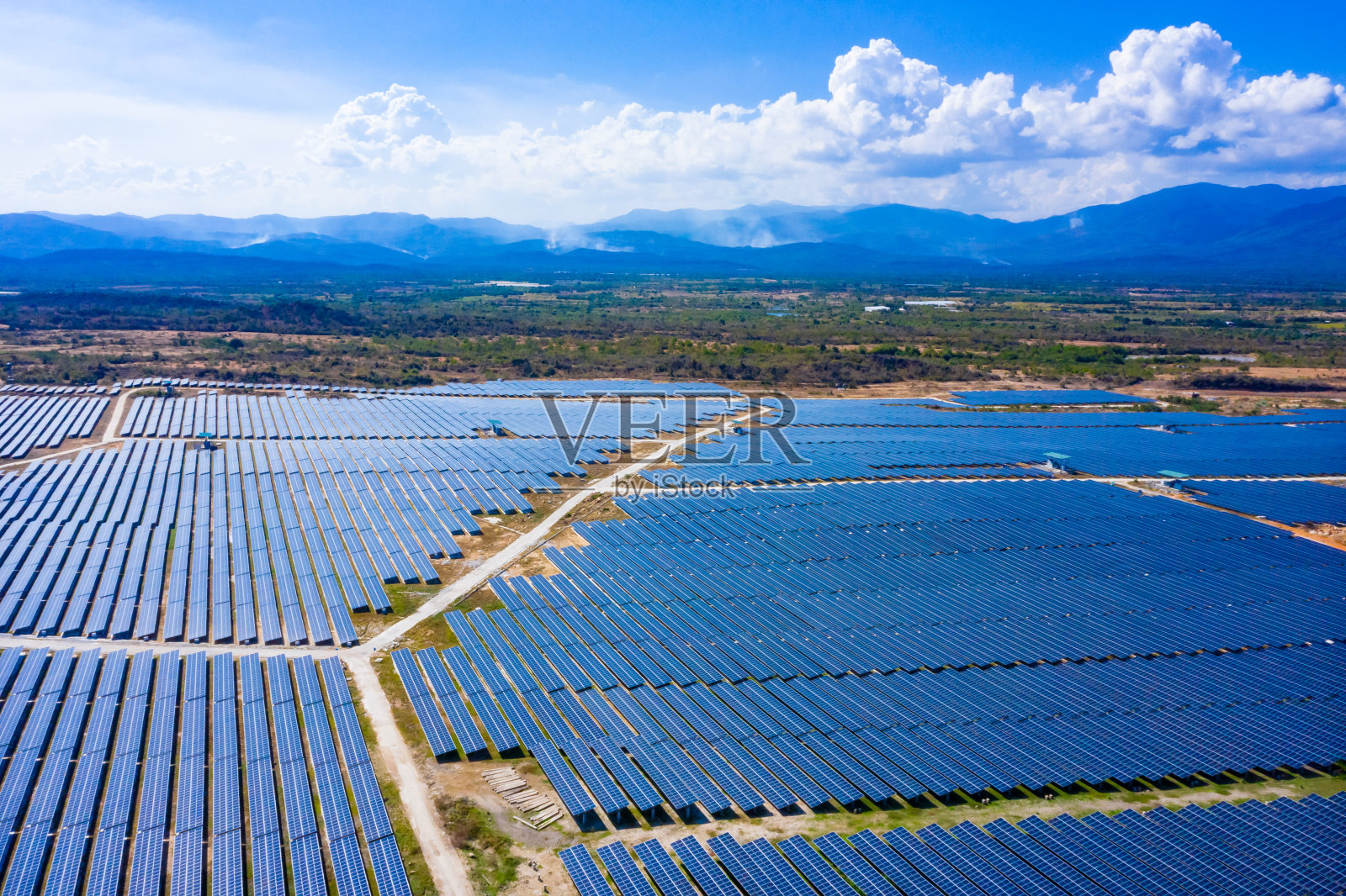 蓝色天空下的太阳能电池板。太阳能发电厂。蓝色的太阳能电池板。发展所需的备用电力来源。照片摄影图片