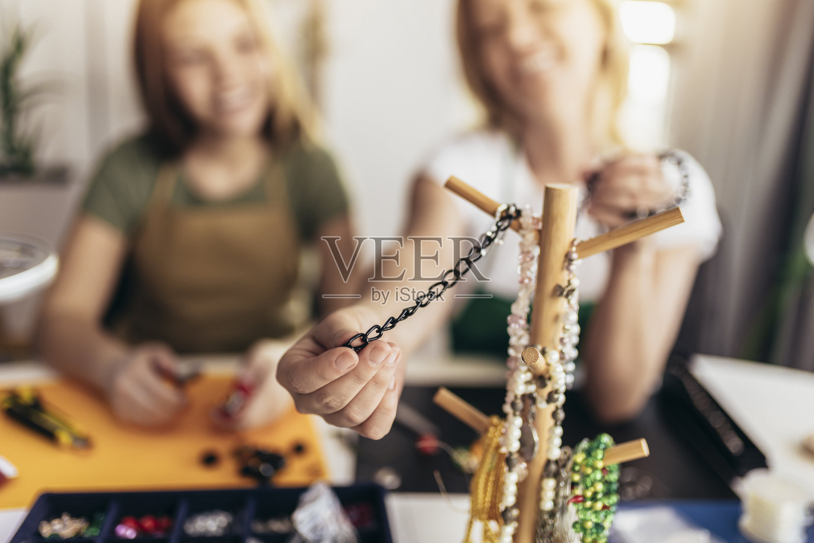 母亲和女儿饰品设计师在工作室工作室制作手工珠宝照片摄影图片
