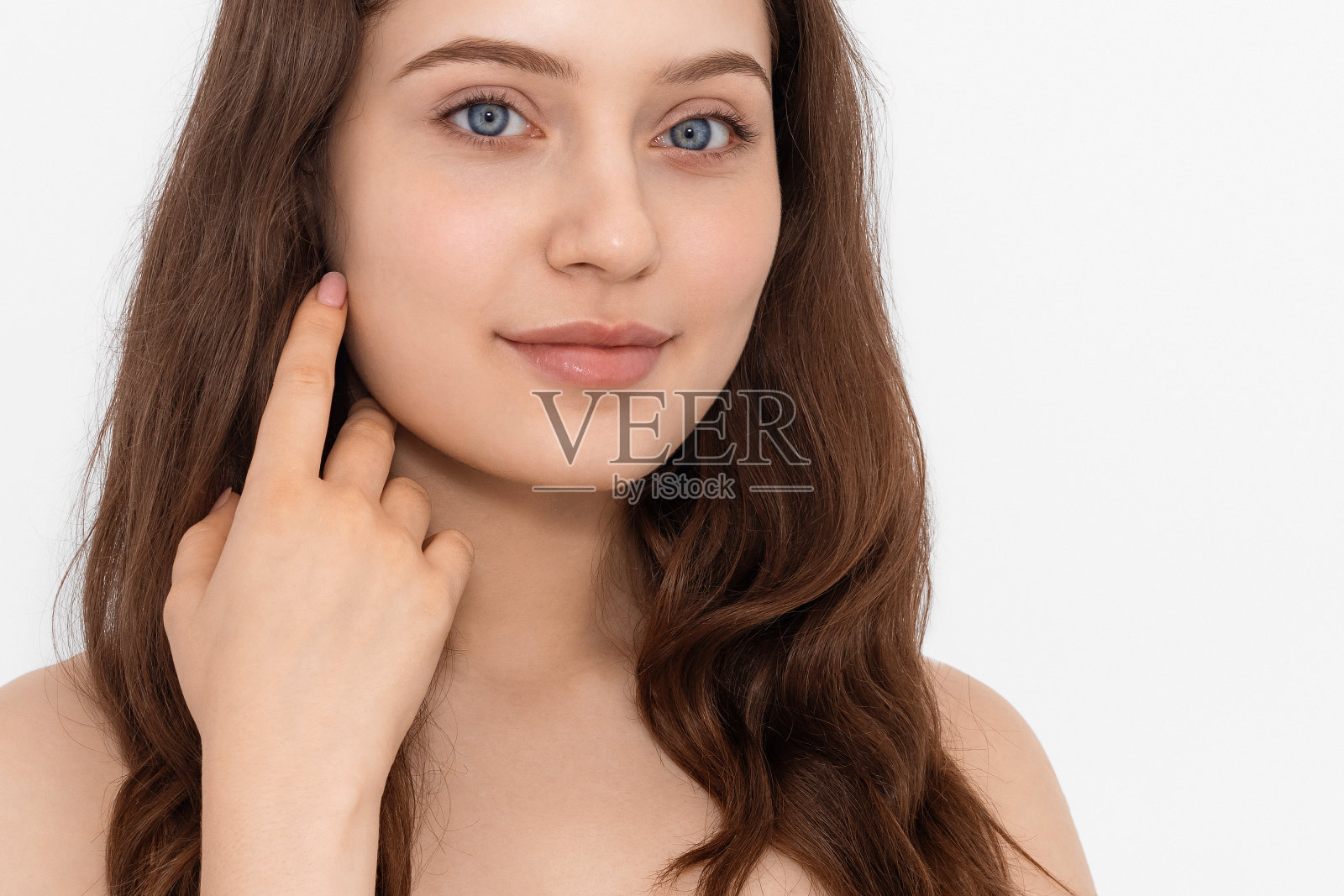 白底蓝眼长发女孩，孤立无援。照片摄影图片