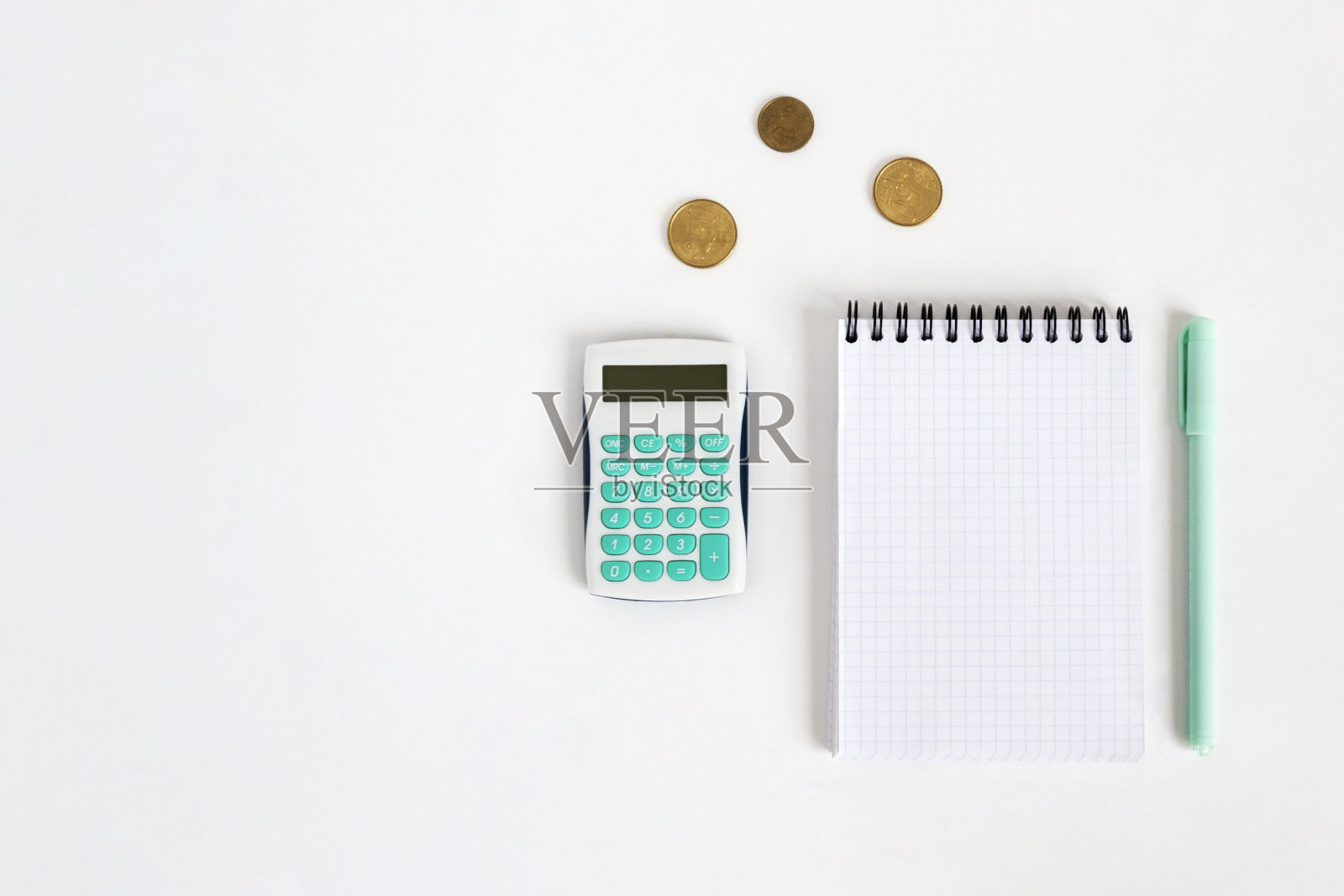 数钱的插图。记事本与计算器和硬币在一个白色的背景照片摄影图片