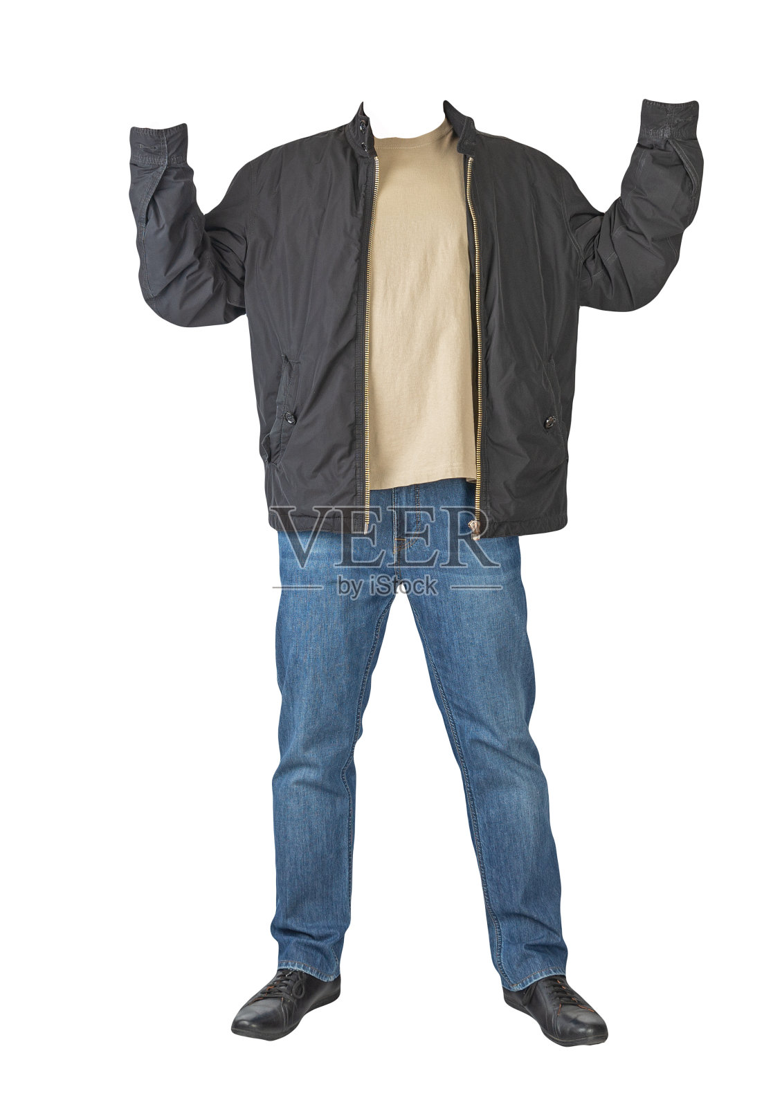 深蓝色牛仔裤，t恤，夹克和黑色皮鞋在白色的背景上孤立照片摄影图片