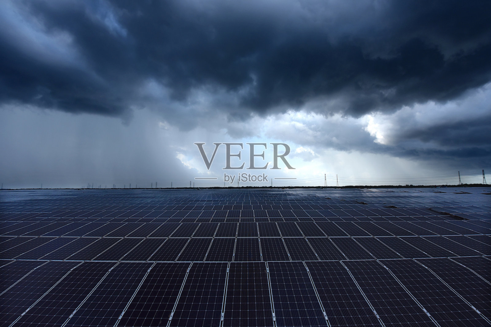 蓝色天空下的太阳能电池板。太阳能发电厂。蓝色的太阳能电池板。发展所需的备用电力来源。照片摄影图片