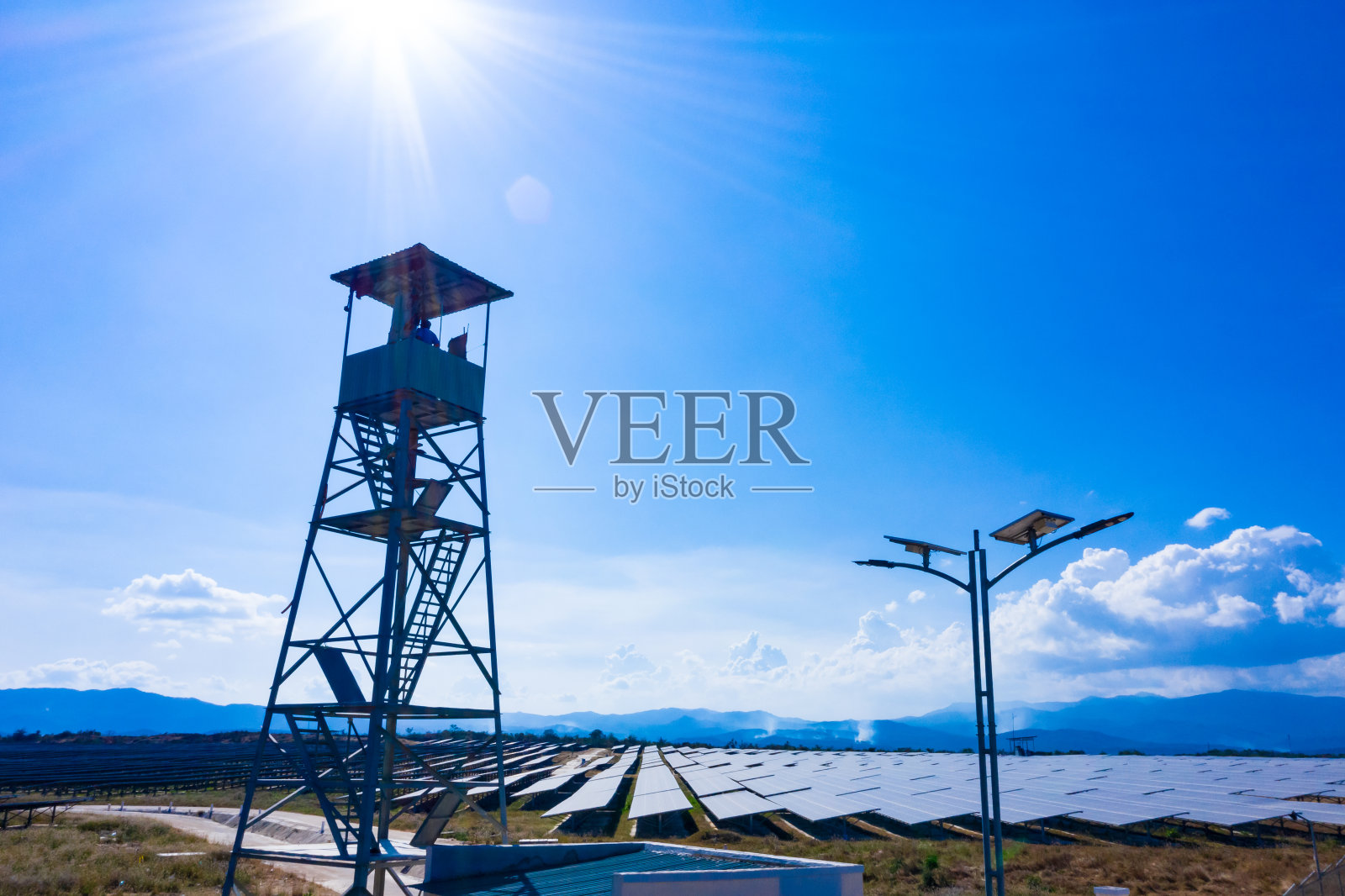 蓝色天空下的太阳能电池板。太阳能发电厂。蓝色的太阳能电池板。发展所需的备用电力来源。照片摄影图片