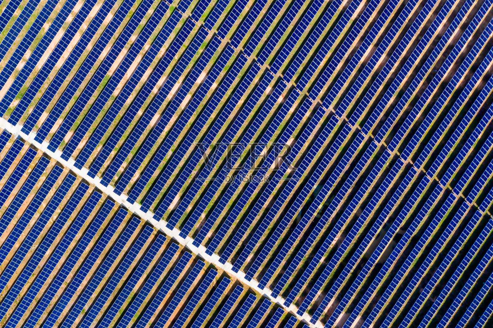 蓝色天空下的太阳能电池板。太阳能发电厂。蓝色的太阳能电池板。发展所需的备用电力来源。照片摄影图片