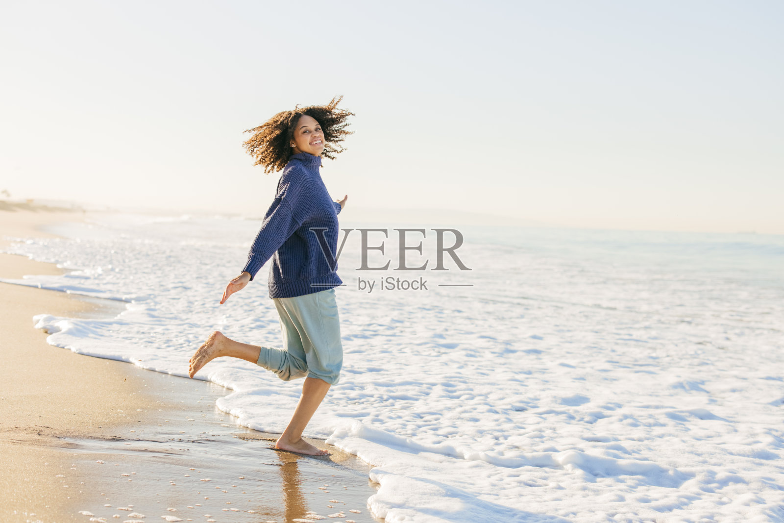 照顾好自己，沙滩上的年轻女人照片摄影图片