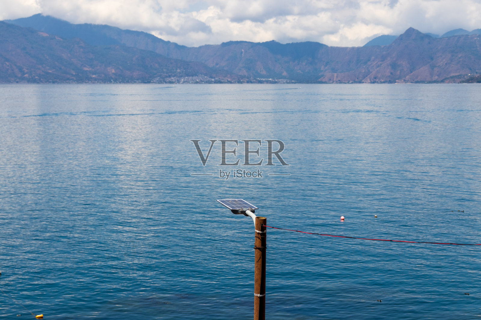 危地马拉阿提特兰湖上一个村庄的小型太阳能电池板照片摄影图片