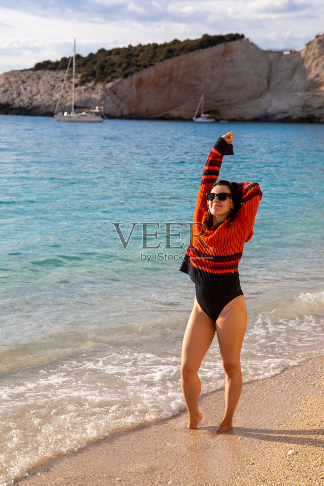 海滩上美丽微笑的女人照片摄影图片