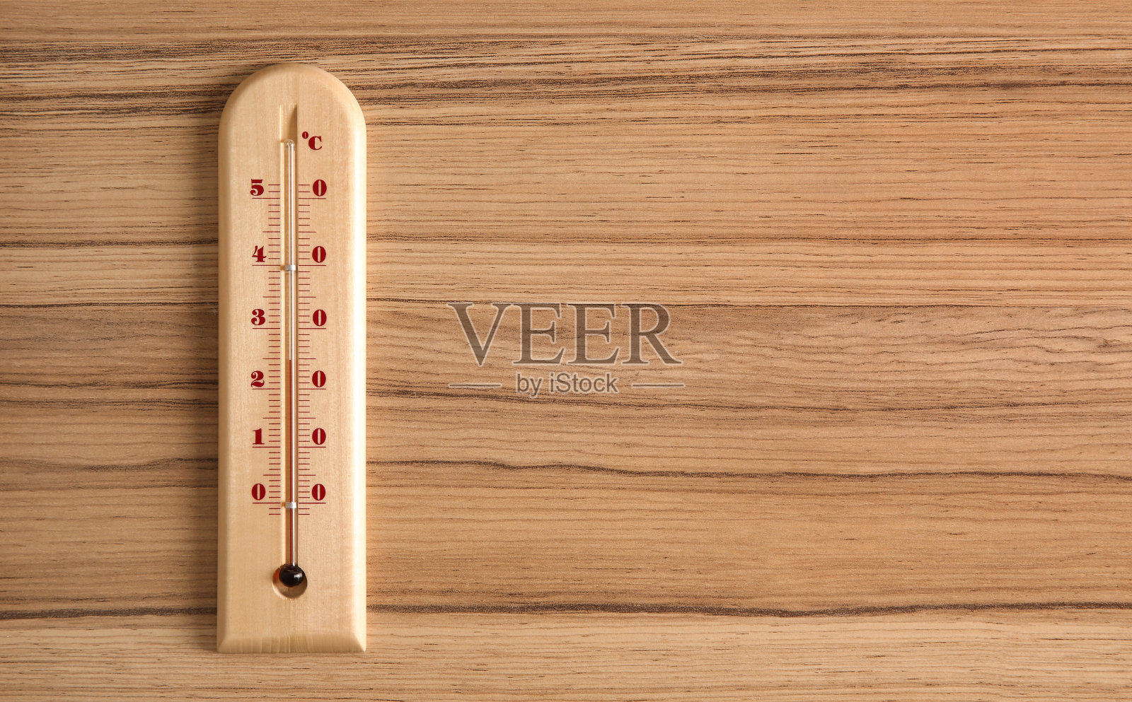 木制桌子上的天气温度计，俯视图。空间的文本照片摄影图片
