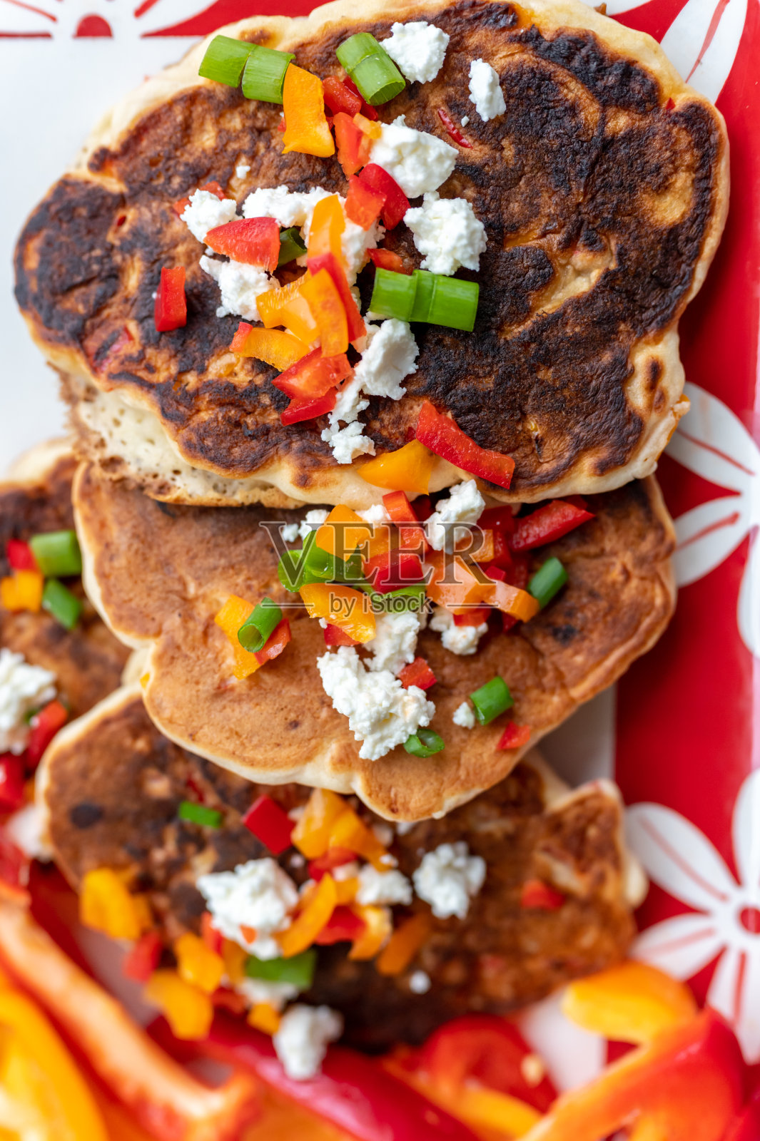 美味的甜椒和羊乳酪碎煎饼照片摄影图片