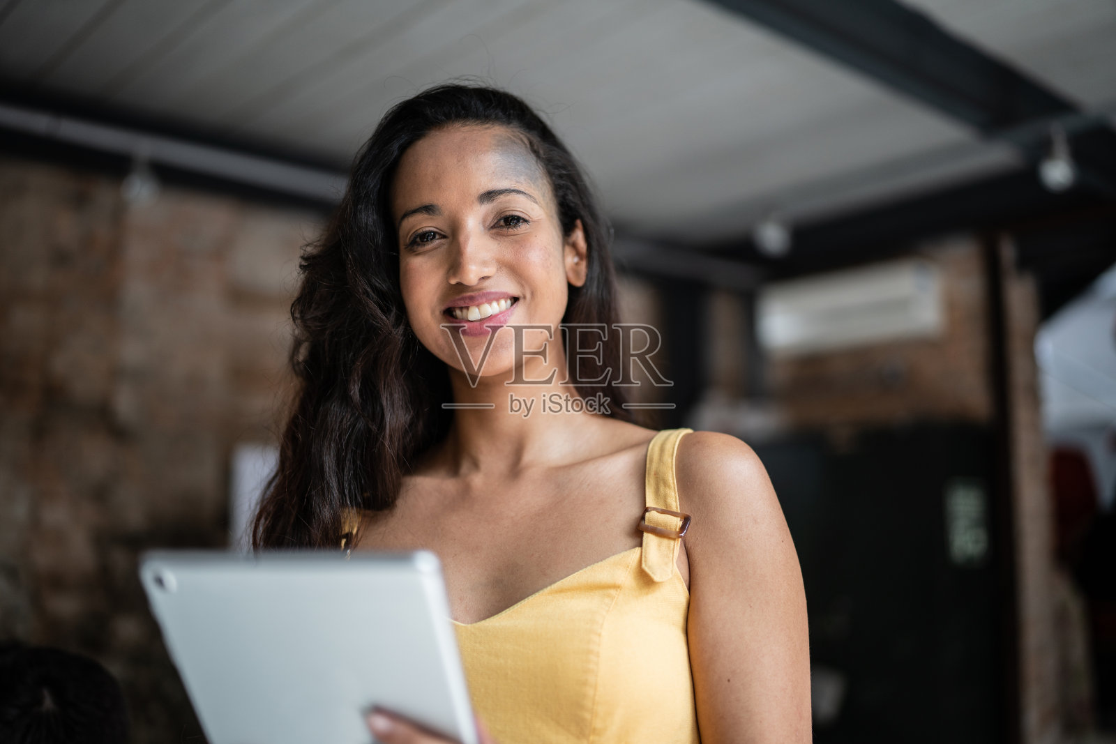 一名女商人在办公室里手持数码平板电脑的肖像照片摄影图片