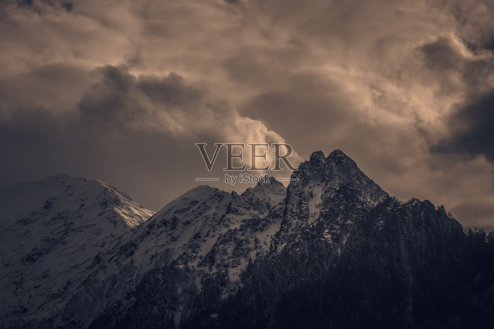 神秘的黑山，多云的天空照片摄影图片