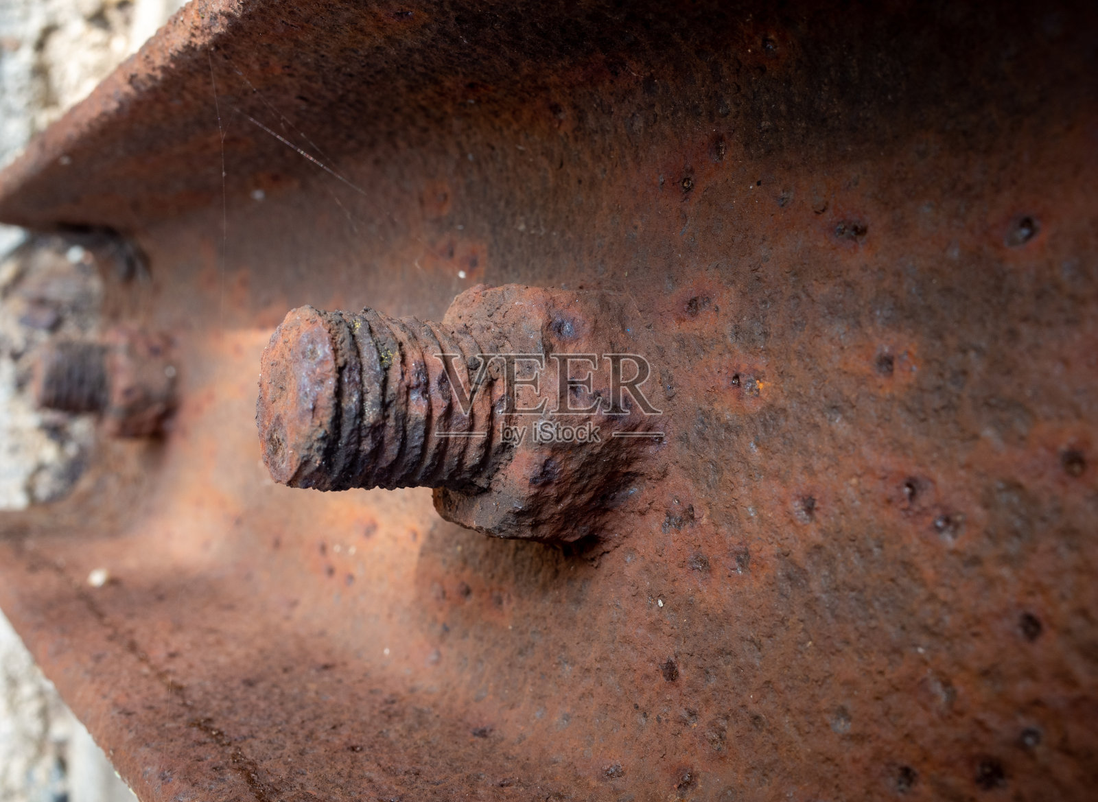 旧金属横梁上生锈的旧螺丝照片摄影图片