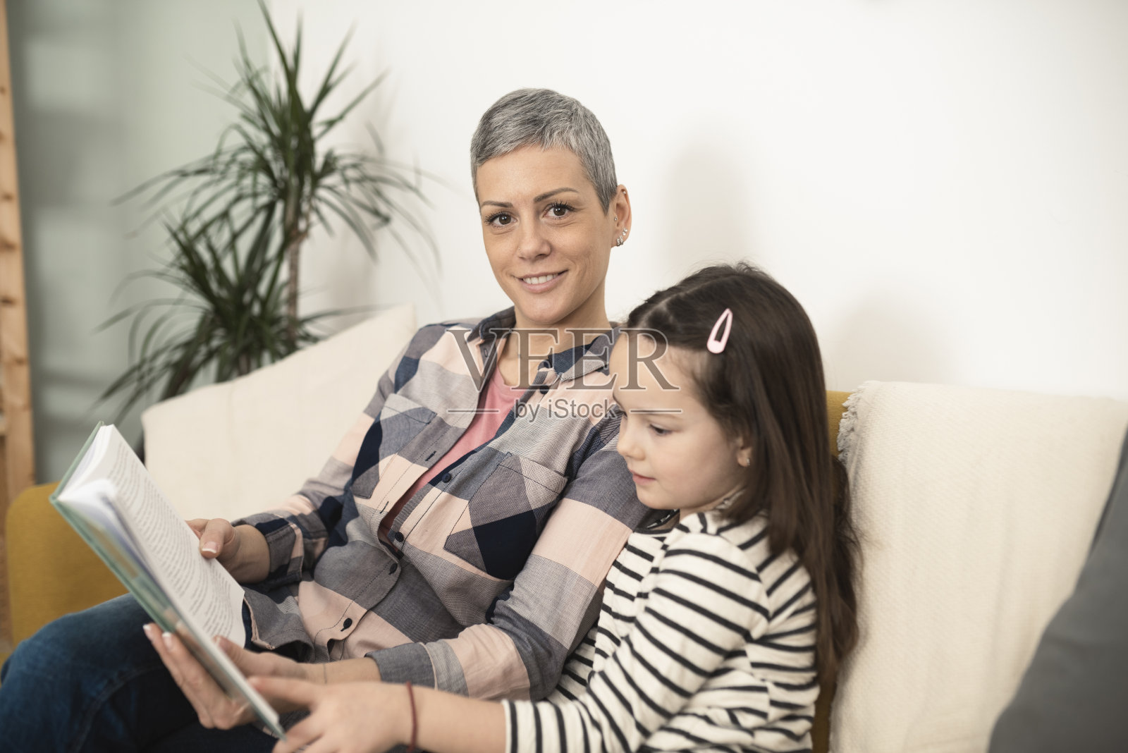 一位母亲给她的小女儿读书的肖像照片摄影图片