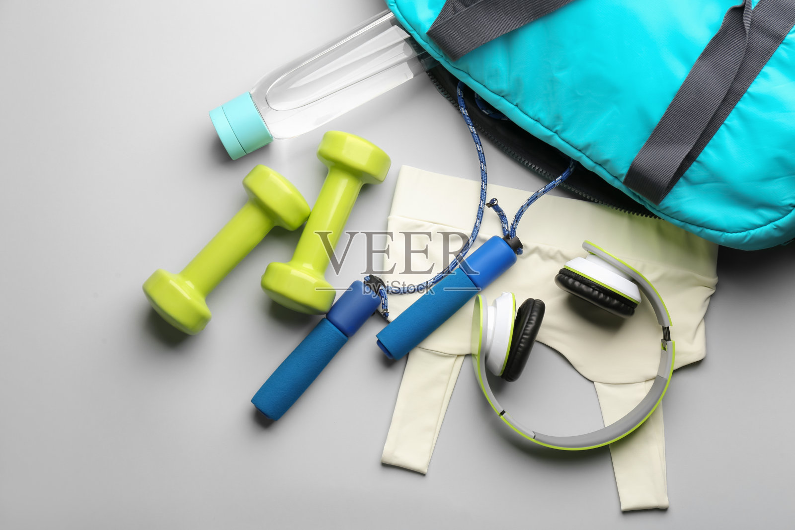 浅灰色背景上的运动包和运动服的平面布局组合照片摄影图片