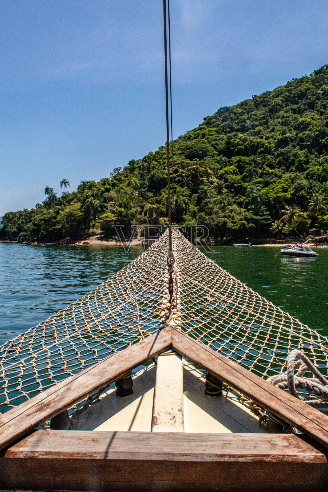 在伊塔库鲁卡城和岛上的船照片摄影图片